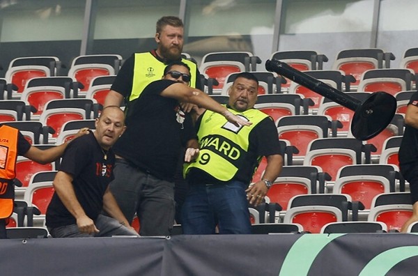 Массовая драка фанатов прямо на стадионе – зарубились «Кельн» и «Ницца». Матч едва не отменили Массовая драка фанатов прямо на стадионе – зарубились «Кельн» и «Ницца». Матч едва не отменили