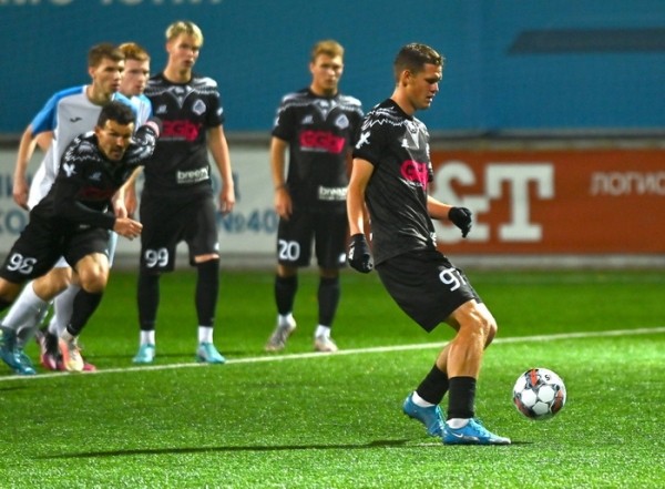 Футбол.  Игроки "Крумкачоў" исполнили пенальти в стиле Месси и Суареса
  