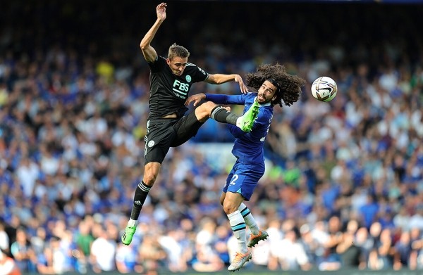 Вся красота августа: Холанд шагает по АПЛ, самолет вплотную к стадиону, грандиозные волны и нелепые позы