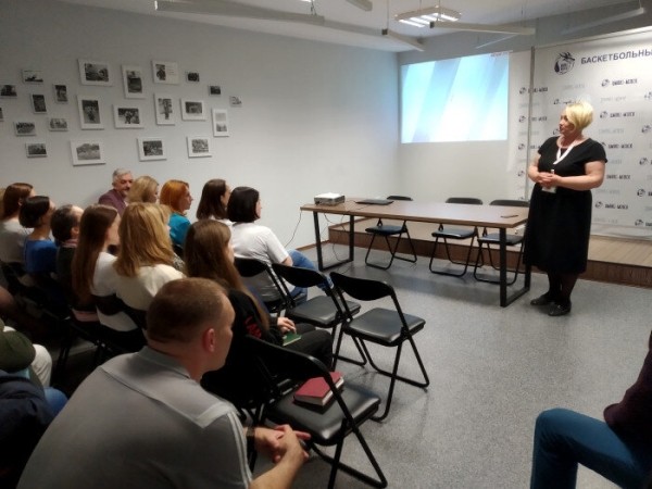 В бывших «Цмоках» душат беларусское, зато под идеологию запилили целый раздел (ох, какой там трэш). Клубом рулит чиновник, начавший еще в СССР В бывших «Цмоках» душат беларусское, зато под идеологию запилили целый раздел (ох, какой там трэш). Клубом рулит чиновник, начавший еще в СССР