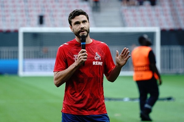 Массовая драка фанатов прямо на стадионе – зарубились «Кельн» и «Ницца». Матч едва не отменили Массовая драка фанатов прямо на стадионе – зарубились «Кельн» и «Ницца». Матч едва не отменили