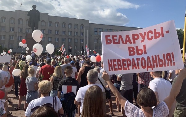 Разам, неверагодныя, нязгода, пацук. Похоже, жена Макса Мирного на что-то намекает и учит всех очень важным для беларусов словам Разам, неверагодныя, нязгода, пацук. Похоже, жена Макса Мирного на что-то намекает и учит всех очень важным для беларусов словам