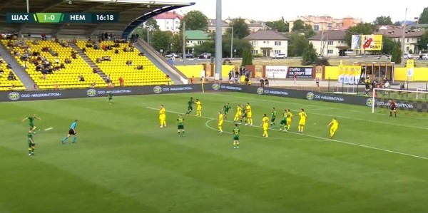 Футбол.  Андрей Якимов забил в ворота "Шахтера" эффектным дальним ударом со штрафного
  