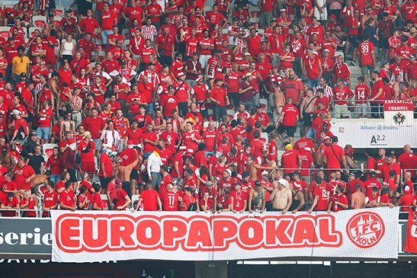 Массовая драка фанатов прямо на стадионе – зарубились «Кельн» и «Ницца». Матч едва не отменили Массовая драка фанатов прямо на стадионе – зарубились «Кельн» и «Ницца». Матч едва не отменили