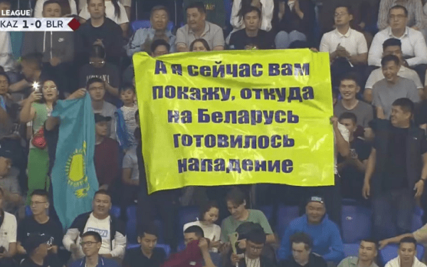 Казахстан показал, откуда на Беларусь готовилось нападение – и впервые в истории сделал ее в футбол (помог подписант за автора мема)