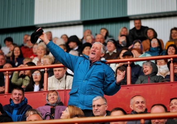 Кринж дня. Стадион «Гомеля» принял концерт российского поклонника войны (он увидел в Украине банды из Америки) – свободных мест было не найти