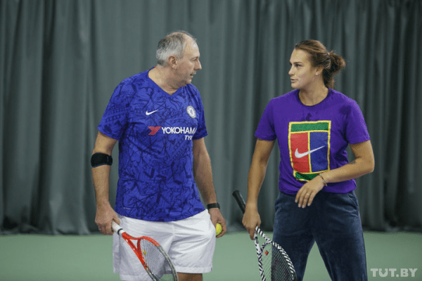 Соболенко пытается убедить всех, что вне политики. Вот примеры, где сразу видно: Арина всегда очень, очень старалась от нее дистанцироваться Соболенко пытается убедить всех, что вне политики. Вот примеры, где сразу видно: Арина всегда очень, очень старалась от нее дистанцироваться