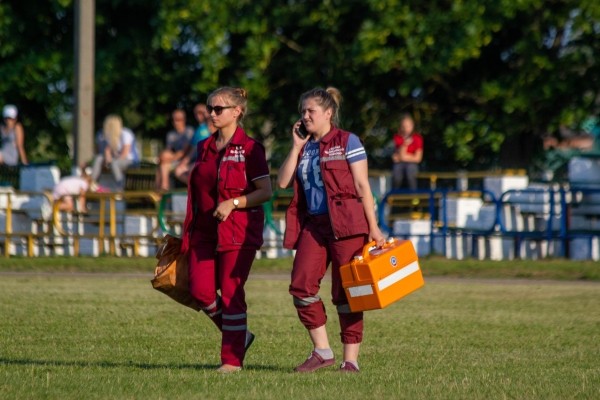 Стадионы в Д3 Беларуси невероятны: там можно окунуться, получить леща, увидеть зайца, а живот и возраст не мешают играть в футбол Стадионы в Д3 Беларуси невероятны: там можно окунуться, получить леща, увидеть зайца, а живот и возраст не мешают играть в футбол