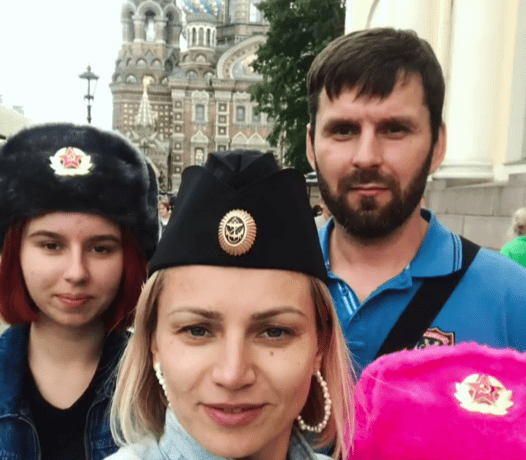 Семья срезателей БЧБ-лент и адептов Лукашенко (их телефоны были рядом с Бондаренко, когда того убили) просто эпична: много «совка» в быту, а что у жены в голове, вообще не понять Семья срезателей БЧБ-лент и адептов Лукашенко (их телефоны были рядом с Бондаренко, когда того убили) просто эпична: много «совка» в быту, а что у жены в голове, вообще не понять