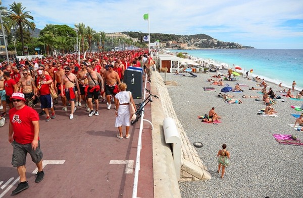 Массовая драка фанатов прямо на стадионе – зарубились «Кельн» и «Ницца». Матч едва не отменили Массовая драка фанатов прямо на стадионе – зарубились «Кельн» и «Ницца». Матч едва не отменили