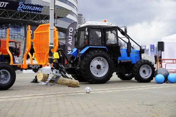 В Беларуси изобрели «лесной хоккей»: вместо шайбы – мячи трех размеров, вместо клюшек – бревна. Показываем, как это выглядит