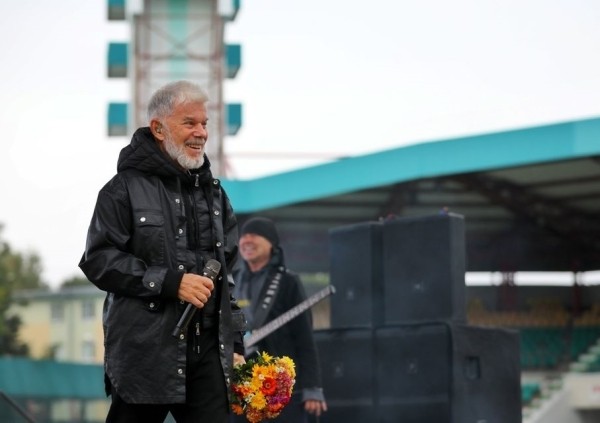 Кринж дня. Стадион «Гомеля» принял концерт российского поклонника войны (он увидел в Украине банды из Америки) – свободных мест было не найти