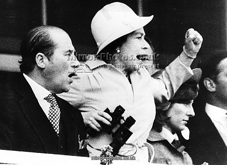 Это сейчас приоритет Глеба – фото с ТВ-людоедами, а когда-то он очень ждал снимка с Елизаветой II. Вот как игрок повстречал королеву Британии Это сейчас приоритет Глеба – фото с ТВ-людоедами, а когда-то он очень ждал снимка с Елизаветой II. Вот как игрок повстречал королеву Британии