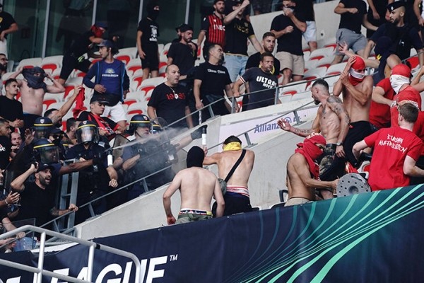 Массовая драка фанатов прямо на стадионе – зарубились «Кельн» и «Ницца». Матч едва не отменили Массовая драка фанатов прямо на стадионе – зарубились «Кельн» и «Ницца». Матч едва не отменили