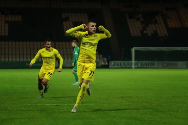 Футбол.  "Шахтер" отправил три безответных мяча в ворота "Гомеля" и возглавил таблицу
  