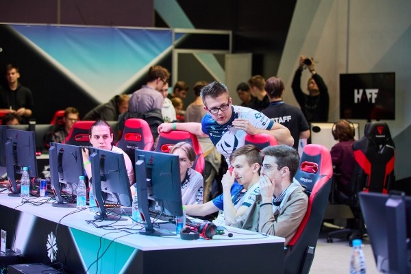 Разное.  Зинченко и Коноплянка сыграют в матче по CS:GO, Zorka продолжила побеждать и другие новости киберспорта за 22 сентября
 