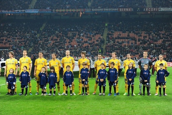 Когда-то на белфутбол хорошо ходили в Европе: «Гомель» в двух матчах посмотрели почти 100 тысяч зрителей, минское «Динамо» прилично собирало в Австрии и Турции Когда-то на белфутбол хорошо ходили в Европе: «Гомель» в двух матчах посмотрели почти 100 тысяч зрителей, минское «Динамо» прилично собирало в Австрии и Турции