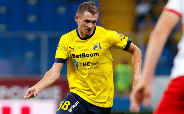 В сборной Беларуси есть футболист, о котором вы почти ничего не знаете (он тотально молчит). Зато многое показывает жена – семья близка к войне, имеет сверхдело и свой танец