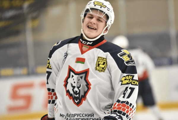 Хоккей. Форвард жлобинского "Металлурга" Илья Спат забросил "Гомелю" из средней зоны
Хоккей. Форвард жлобинского "Металлурга" Илья Спат забросил "Гомелю" из средней зоны