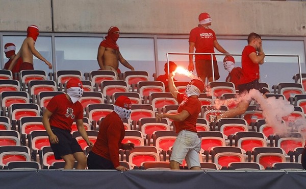 Массовая драка фанатов прямо на стадионе – зарубились «Кельн» и «Ницца». Матч едва не отменили Массовая драка фанатов прямо на стадионе – зарубились «Кельн» и «Ницца». Матч едва не отменили