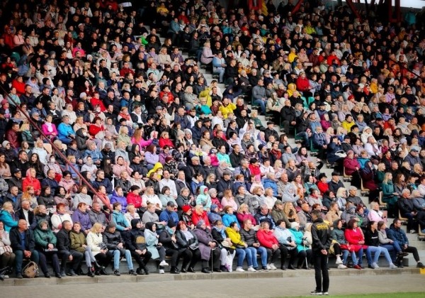 Кринж дня. Стадион «Гомеля» принял концерт российского поклонника войны (он увидел в Украине банды из Америки) – свободных мест было не найти