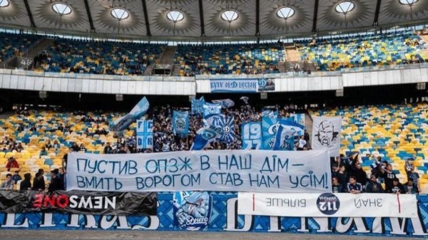 В Украине всё не могут решить, как показывать чемпионат по футболу. Воду мутит скандальный президент «Динамо» Киев – не хочет отдавать права каналу, который якобы вещает в Беларуси