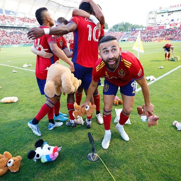 Красивая акция из МЛС: болельщики закидали поле плюшевыми игрушками после гола игрока своей команды