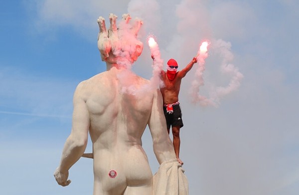 Массовая драка фанатов прямо на стадионе – зарубились «Кельн» и «Ницца». Матч едва не отменили Массовая драка фанатов прямо на стадионе – зарубились «Кельн» и «Ницца». Матч едва не отменили