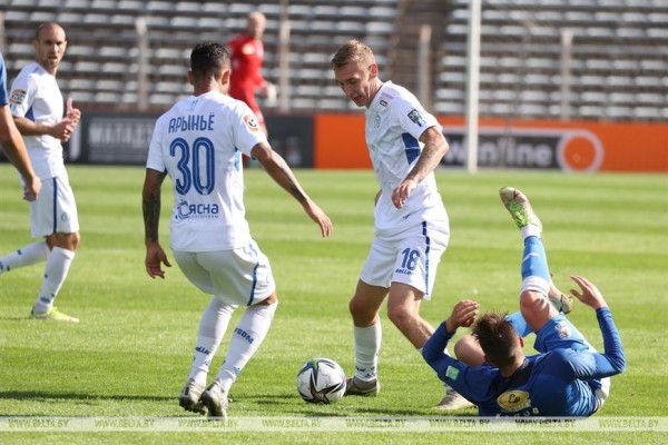 Минское "Динамо" догнало футболистов "Шахтера" в чемпионате Беларуси Минское "Динамо" догнало футболистов "Шахтера" в чемпионате Беларуси