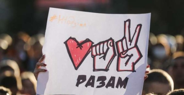 Разам, неверагодныя, нязгода, пацук. Похоже, жена Макса Мирного на что-то намекает и учит всех очень важным для беларусов словам Разам, неверагодныя, нязгода, пацук. Похоже, жена Макса Мирного на что-то намекает и учит всех очень важным для беларусов словам