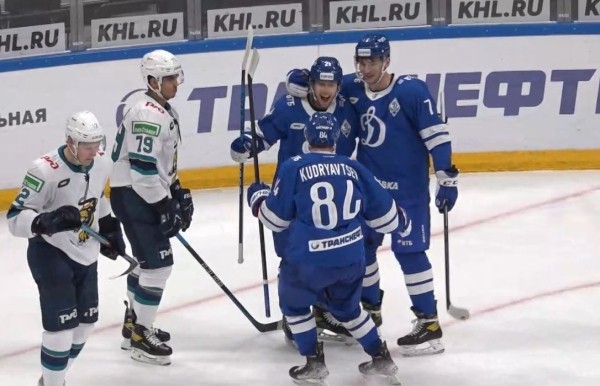 Хоккей.  КХЛ. Шайба Кодолы помогла московскому "Динамо" обыграть "Сочи"
  