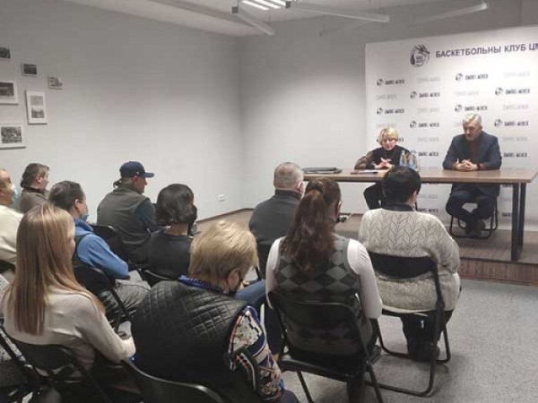 В бывших «Цмоках» душат беларусское, зато под идеологию запилили целый раздел (ох, какой там трэш). Клубом рулит чиновник, начавший еще в СССР В бывших «Цмоках» душат беларусское, зато под идеологию запилили целый раздел (ох, какой там трэш). Клубом рулит чиновник, начавший еще в СССР