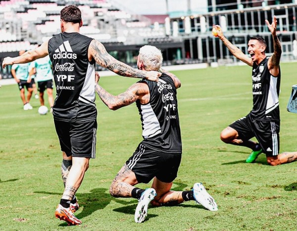 Де Пауль охраняет Месси в сборной. Заступается в матчах и возвеличивает в интервью