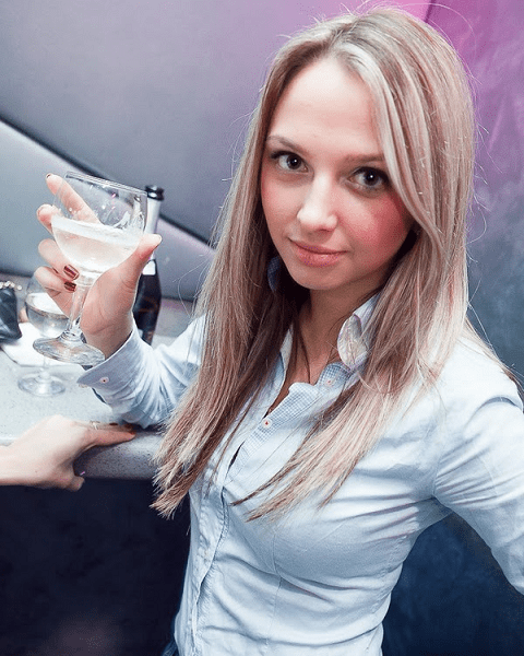 Девушка с билборда, «королева танцполов», официантки – какими были жены беларусских футболистов, когда знакомились с ними