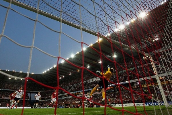 Когда-то на белфутбол хорошо ходили в Европе: «Гомель» в двух матчах посмотрели почти 100 тысяч зрителей, минское «Динамо» прилично собирало в Австрии и Турции Когда-то на белфутбол хорошо ходили в Европе: «Гомель» в двух матчах посмотрели почти 100 тысяч зрителей, минское «Динамо» прилично собирало в Австрии и Турции