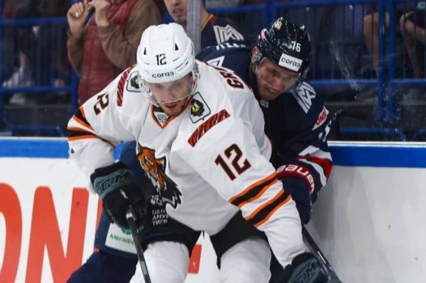 Хоккей.  КХЛ. Вячеслав Грецкий, забросив шайбу, помог "Амуру" победить в гостях "Магнитку"
 