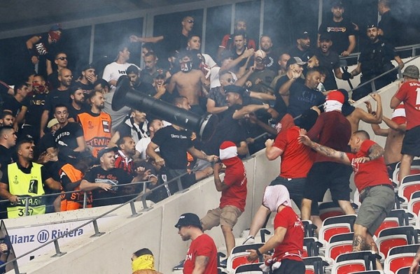 Массовая драка фанатов прямо на стадионе – зарубились «Кельн» и «Ницца». Матч едва не отменили Массовая драка фанатов прямо на стадионе – зарубились «Кельн» и «Ницца». Матч едва не отменили