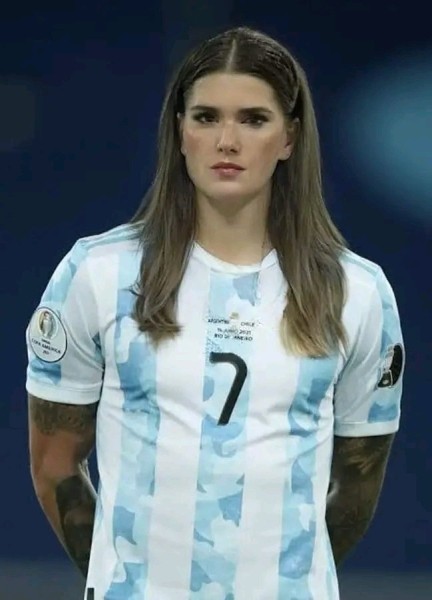 Де Пауль охраняет Месси в сборной. Заступается в матчах и возвеличивает в интервью