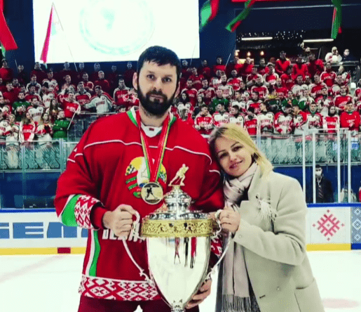 Семья срезателей БЧБ-лент и адептов Лукашенко (их телефоны были рядом с Бондаренко, когда того убили) просто эпична: много «совка» в быту, а что у жены в голове, вообще не понять Семья срезателей БЧБ-лент и адептов Лукашенко (их телефоны были рядом с Бондаренко, когда того убили) просто эпична: много «совка» в быту, а что у жены в голове, вообще не понять