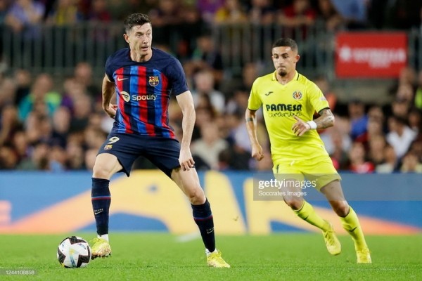 Футбол.  Чемпионат Испании. Роберт Левандовски за 4 минуты сделал дубль, обеспечив "Барселоне" победу над "Вильярреалом"
 