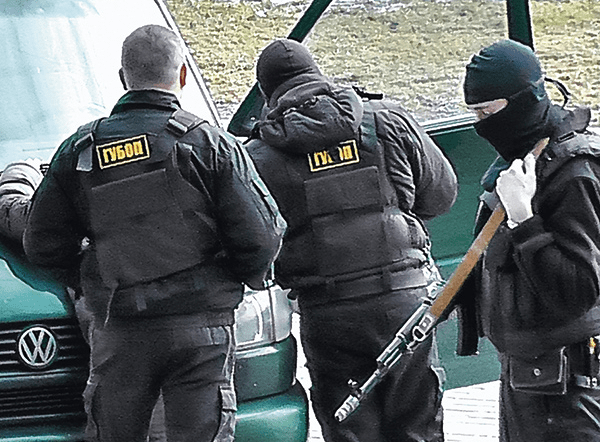 Чтобы очернить фанатов, носители формы несут лютый бред по истории: герб под охраной закона, любимый ФК Лукашенко – все у них «нацизм» и «экстремизм»