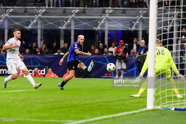 Футбол.  Лига чемпионов. "Интер" с крупным счетом обыграл "Викторию" и завоевал путевку в плей-офф, оставив вне его "Барсу"
 