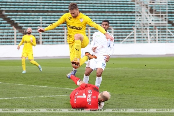 ФОТОФАКТ: "Динамо" обыграло футболистов "Шахтера" в матче 23-го тура чемпионата Беларуси ФОТОФАКТ: "Динамо" обыграло футболистов "Шахтера" в матче 23-го тура чемпионата Беларуси