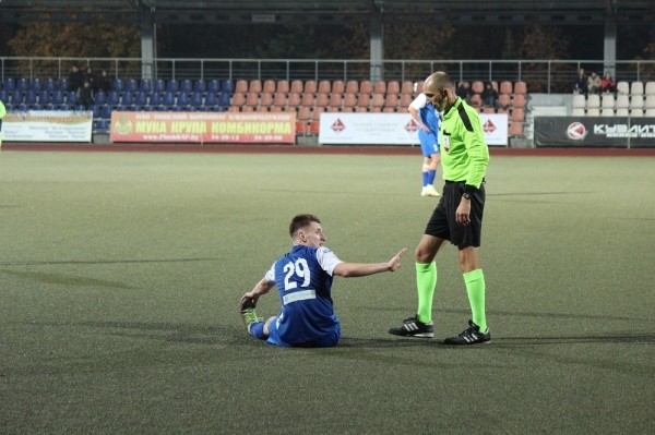 Футбол.  19-летний хавбек "Нафтана" Юлий Кузнецов забил чудо-гол с центра поля в матче первой лиги с "Волной"
&nbsp;&nbsp;