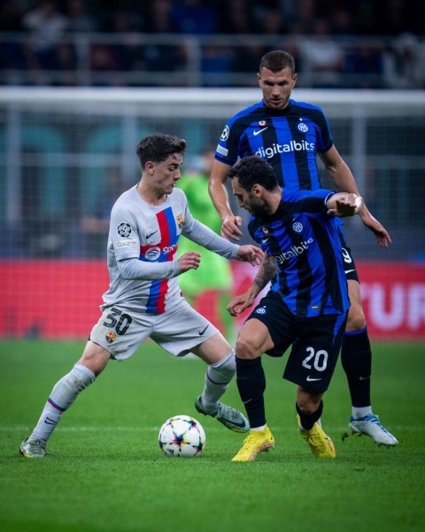 Футбол.  Лига чемпионов. Гол Чалханоглу принес "Интеру" победу в матче с "Барселоной"
  Футбол.  Лига чемпионов. Гол Чалханоглу принес "Интеру" победу в матче с "Барселоной"