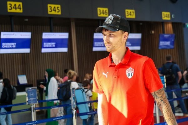 Волков ничего не делал, а причастился к новому зашквару: клуб продавшего матч подписанта за режим вывесил Z-баннер во славу войны в Украине