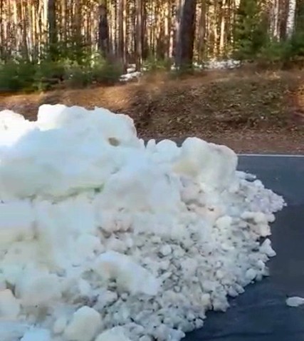 Биатлон.  На "Жемчужине  Сибири" в Тюмени, куда прибыла сборная Беларуси, укладывают снежный круг при температуре +7 С
&nbsp;