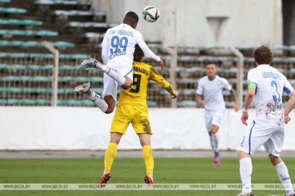 ФОТОФАКТ: "Динамо" обыграло футболистов "Шахтера" в матче 23-го тура чемпионата Беларуси ФОТОФАКТ: "Динамо" обыграло футболистов "Шахтера" в матче 23-го тура чемпионата Беларуси