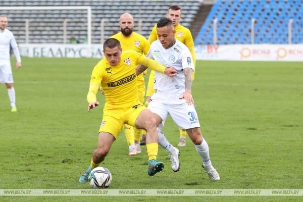 ФОТОФАКТ: "Динамо" обыграло футболистов "Шахтера" в матче 23-го тура чемпионата Беларуси ФОТОФАКТ: "Динамо" обыграло футболистов "Шахтера" в матче 23-го тура чемпионата Беларуси