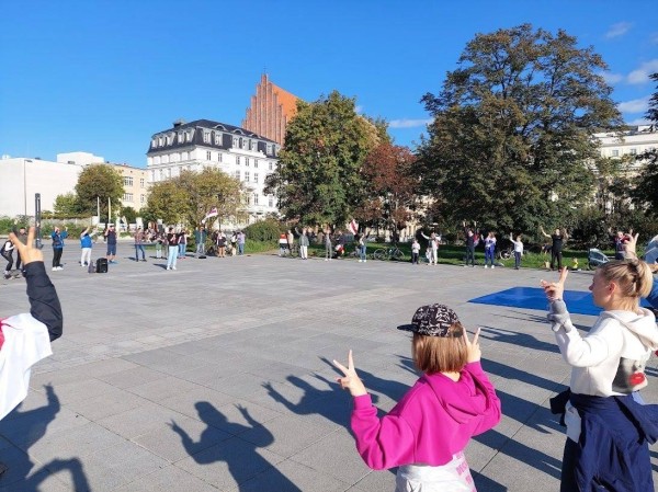 Беларусы па ўсім свете ўдарна правялі Дзень спартыўнай салідарнасці: падтрымалі Хамутоўскага, збіралі грошы палітвязням, Сныціна гуляла ў футбол Беларусы па ўсім свете ўдарна правялі Дзень спартыўнай салідарнасці: падтрымалі Хамутоўскага, збіралі грошы палітвязням, Сныціна гуляла ў футбол
